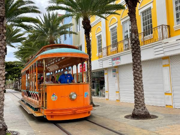 Straßenbahn in Oranjestad