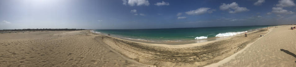 Ein Panoramablick auf einen Strand von Sal Ein Panoramablick auf einen Strand von Sal