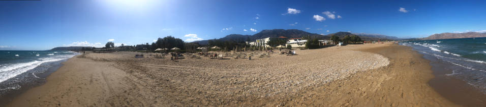Ein Panoramablick am Strand von Paralia Kourna (© Frank Stein) Panorama Paralia Kourna