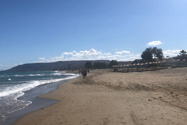Strand von Paralia Kourna (© Frank Stein) Am Strand von Paralia Kourna