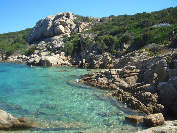 Felsen und klares Wasser